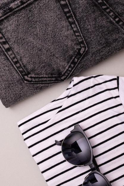 Фото Женская повседневная повседневная одежда, джинсы, очки, лак для ногтей и рубашка