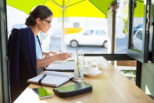 カフェで日記を書く女性幹部