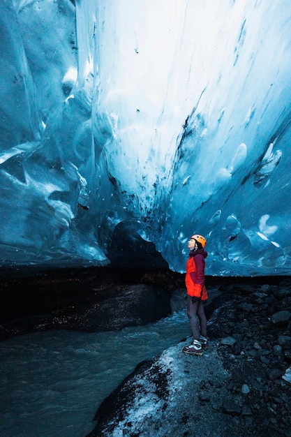 アイスランドの氷の洞窟の女性探検家