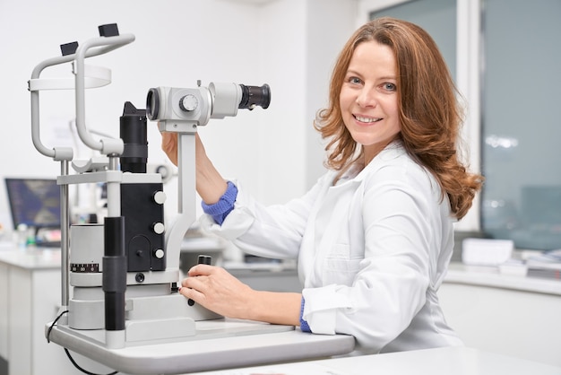 Foto oculista femminile che lavora in clinica e controlla la vista