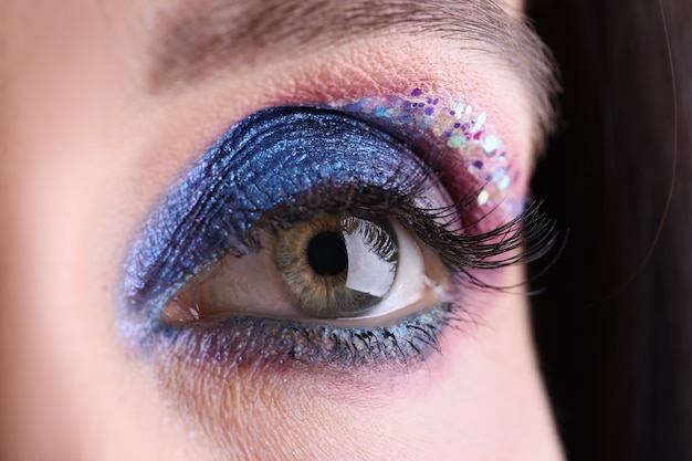 Женский глаз с ярким вечерним макияжем, правильная концепция обучения макияжу