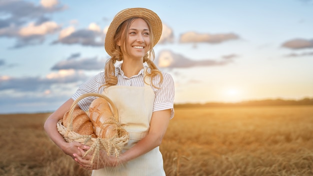 Coltivatore femminile che tiene un cestino con pane