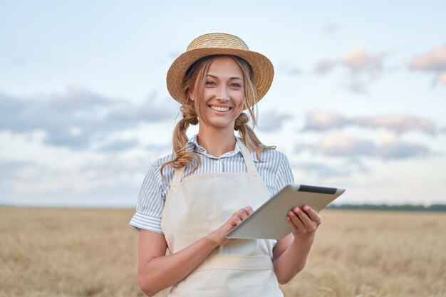 タブレットを保持している農家の女性