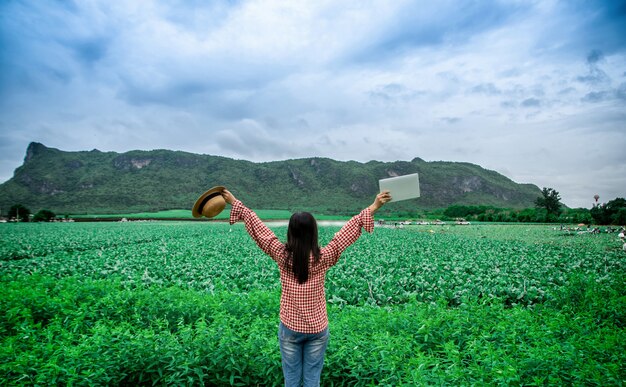 女性農家の野菜畑の農産物