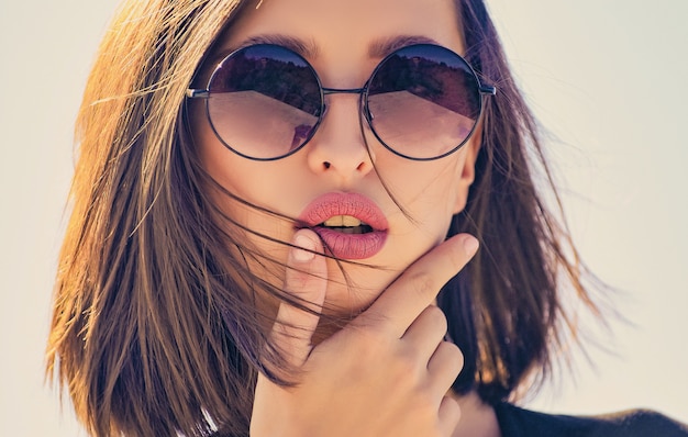 Photo female fashion model posing with sunglasses