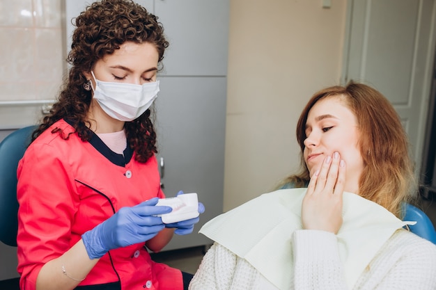 Mal di denti dolorosa sensazione femminile. donna che sente dolore ai denti.