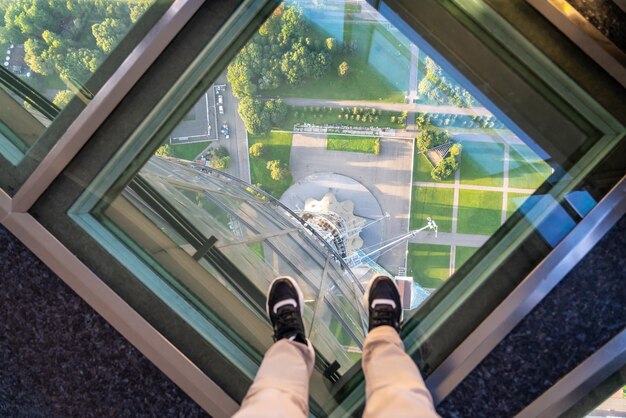 Foto piedi femminili sul pavimento di vetro della torre ostankino a mosca, in russia