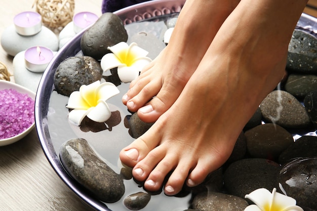 Photo female feet at spa pedicure procedure