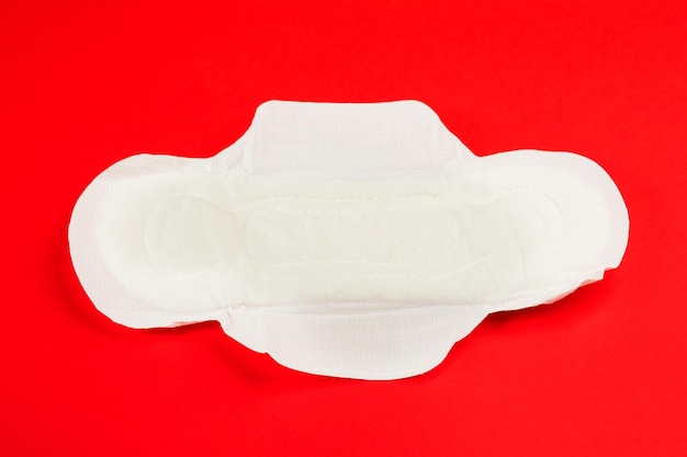 Photo female feminine hygiene product white tampons on a red background