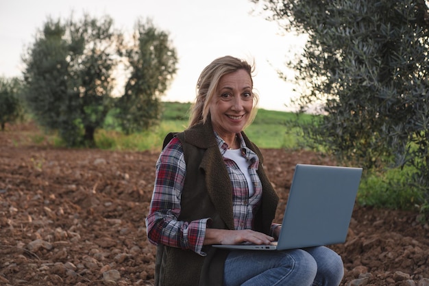 Ingegnere sul campo femminile che esamina la piantagione agricola agronomo di integrazione donne nel campo