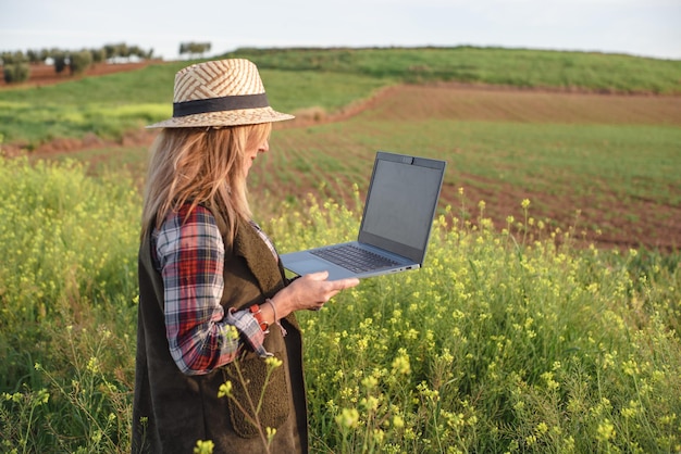 Ingegnere sul campo femminile che esamina la piantagione agricola agronomo di integrazione donne nel campo