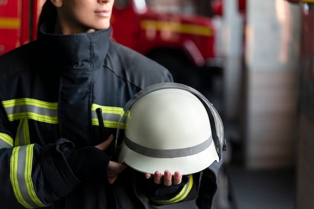 Foto vigile del fuoco donna in tuta pronta per il lavoro