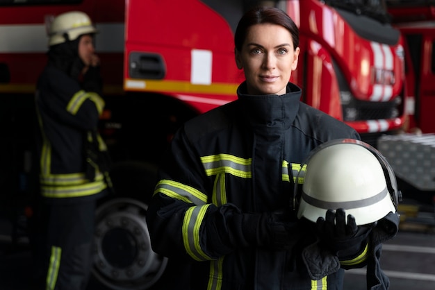 Foto vigile del fuoco donna in tuta pronta per il lavoro