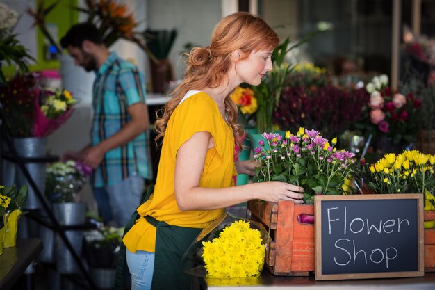 Foto fiorista femminile che organizza il mazzo del fiore