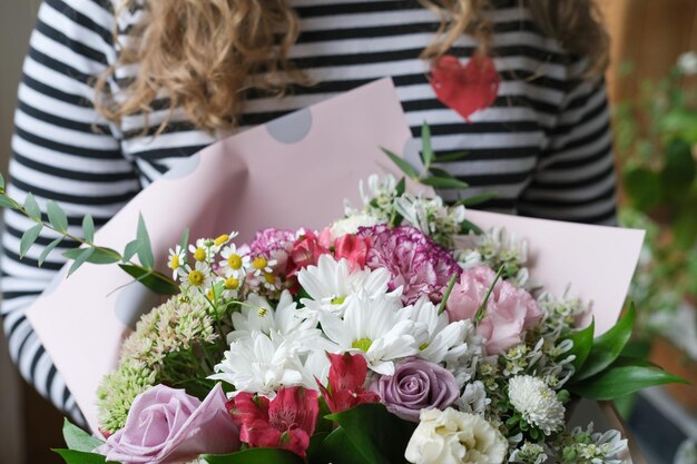 밝은 꽃 꽃다발을 들고 있는 여성 꽃집 또는 지역 꽃시장 개념