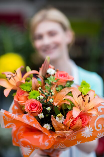 花の花束を保持している女性の花屋