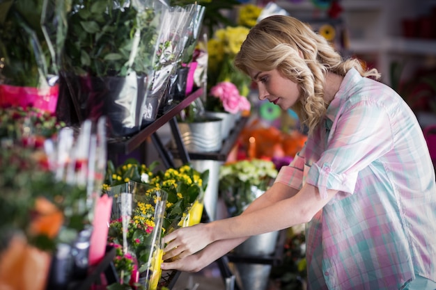 Fiorista femminile che prepara un mazzo del fiore