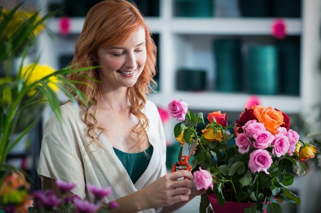 Fiorista femminile che prepara il mazzo del fiore