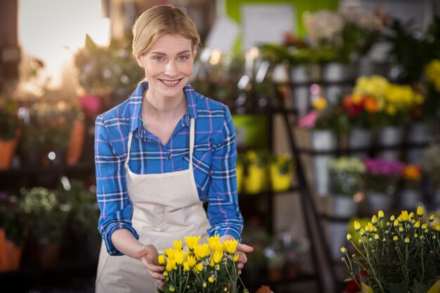 花の花束に触れる女性の花屋