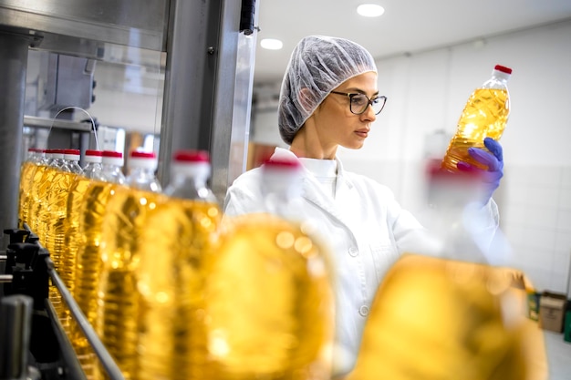 Photo female food factory supervisor or technologist checking quality of the product