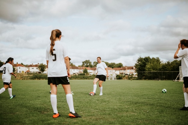 女子サッカー選手がフィールドでトレーニング