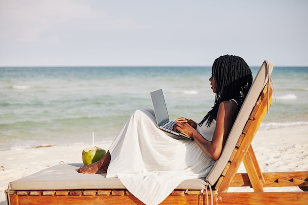 Libero professionista femminile sulla spiaggia