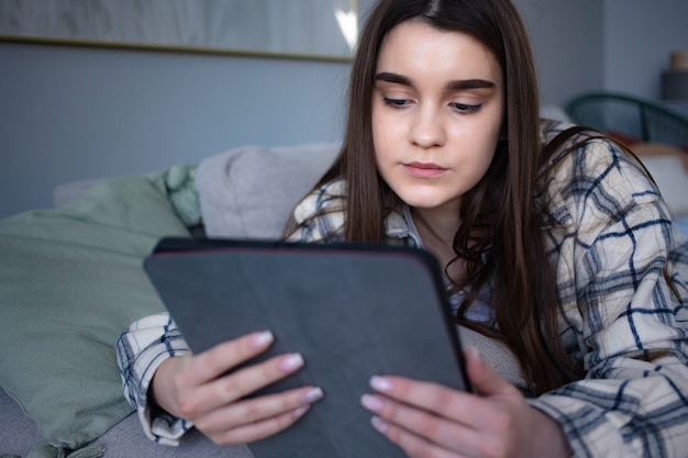 Libero professionista femminile che impara a distanza su tablet