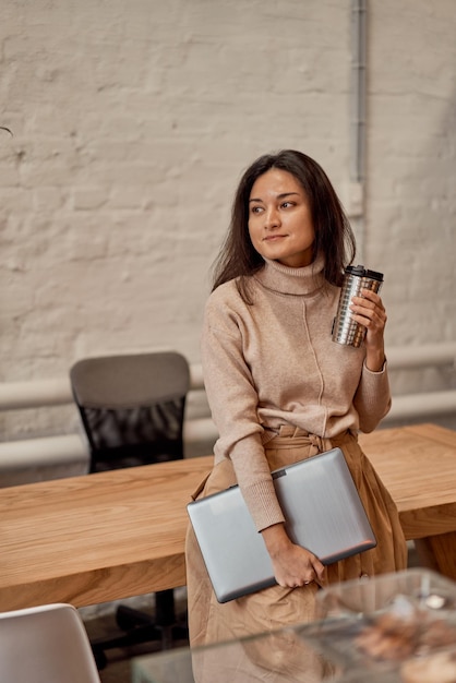 Libero professionista femminile che si prende una pausa al caffè