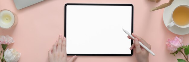 Photo female freelancer working on a graphic tablet