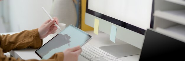 グラフィックタブレットに取り組んでいる女性フリーランサー