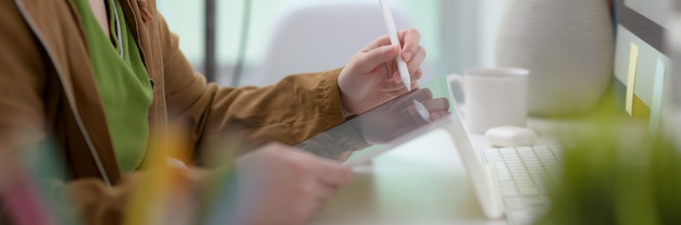 Photo female freelancer working on a graphic tablet