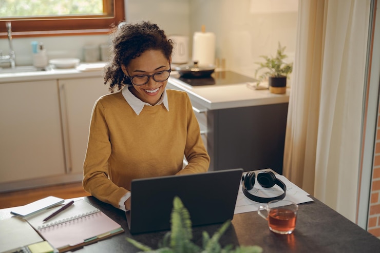 Photo female freelancer working laptop remotely while sitting at home distance work concept