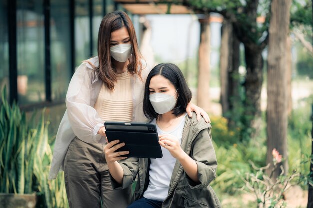 女性フリーランサーが完璧なプロジェクトのために作成された新しいコンテンツについて話し合う