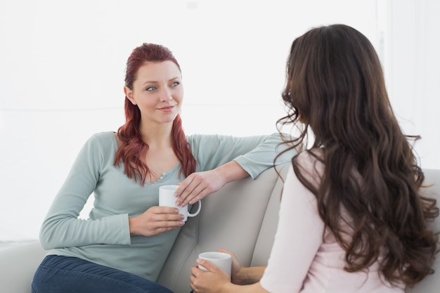 家庭でコーヒーを飲む女性の友達