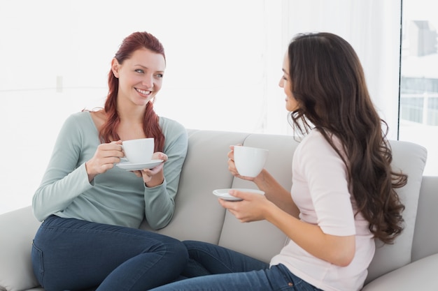 Amici femminili che godono di una chiacchierata davanti a un caffè a casa