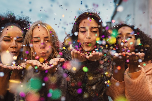 Foto amiche che si divertono alla festa.