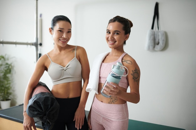 Photo female friends in fitness studio