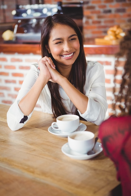 コーヒーを持っている女性の友達