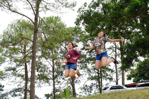 公園で木に飛び込む女性友達