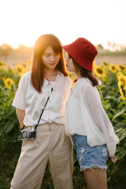 사진 해바라기 농장 에 서 있는 여자 친구 들