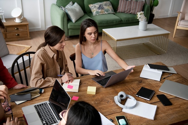 Foto amici di sesso femminile che studiano utilizzando un computer portatile