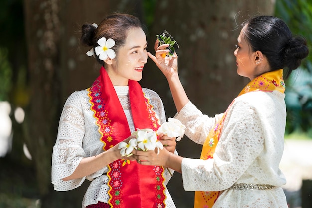 花に腕を上げた女友達