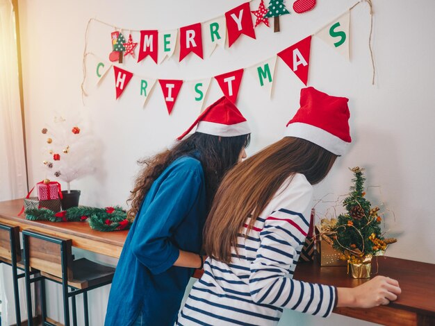 写真 家にクリスマスの装飾をしている女性友達