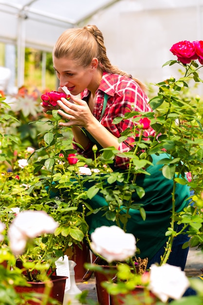 Giardiniere femminile nel giardino del mercato o nella scuola materna