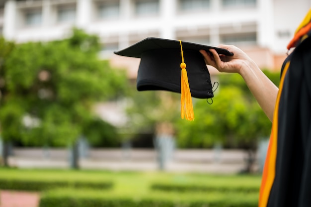 女性の卒業生が大学の卒業式を祝います