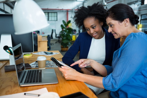 Photo female graphic designers using graphic tablet