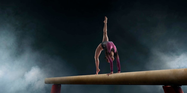Гимнастка выполняет сложный трюк на гимнастическом бревне на профессиональной арене