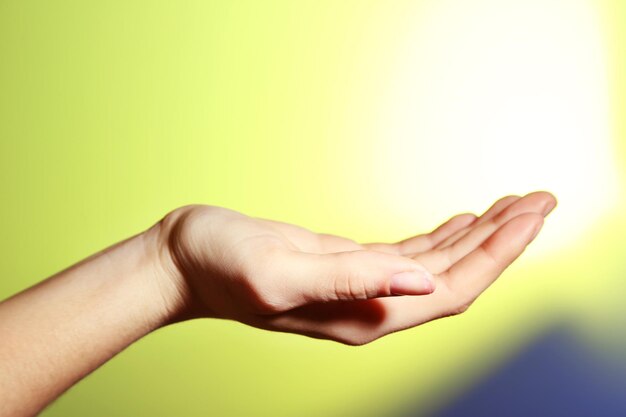 Photo female hand on colorful background