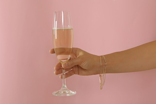 Photo female hand hold champagne glass