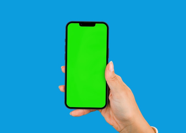 画面にクロマキーでスマートフォンを持っている女性の手。青い背景と緑の画面。